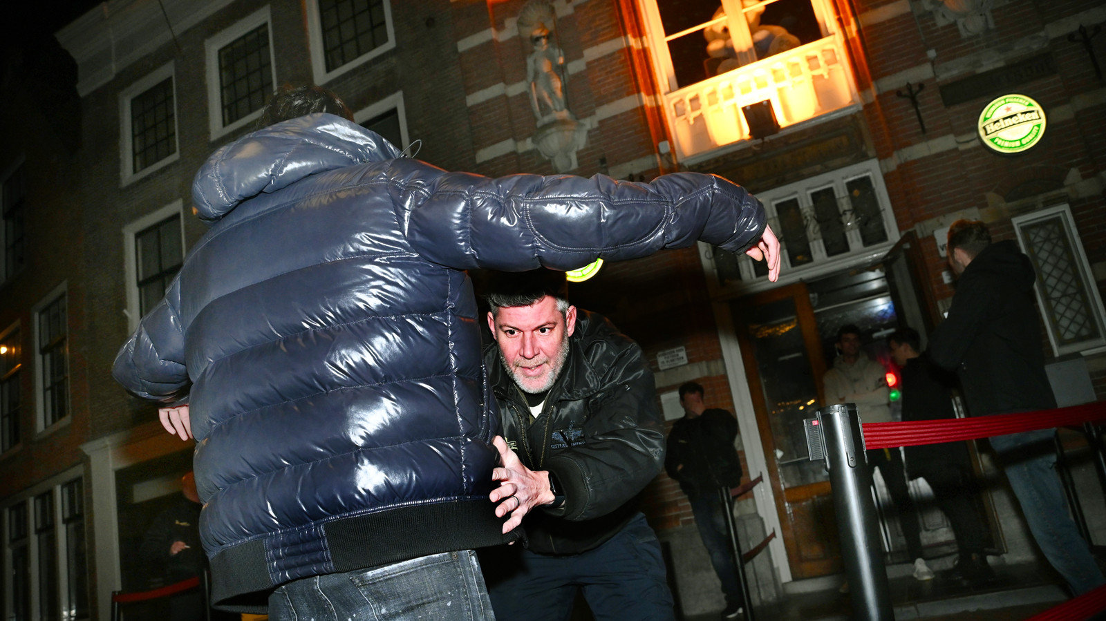 Horeca fouilleert op messen omdat politie het niet zomaar mag ...