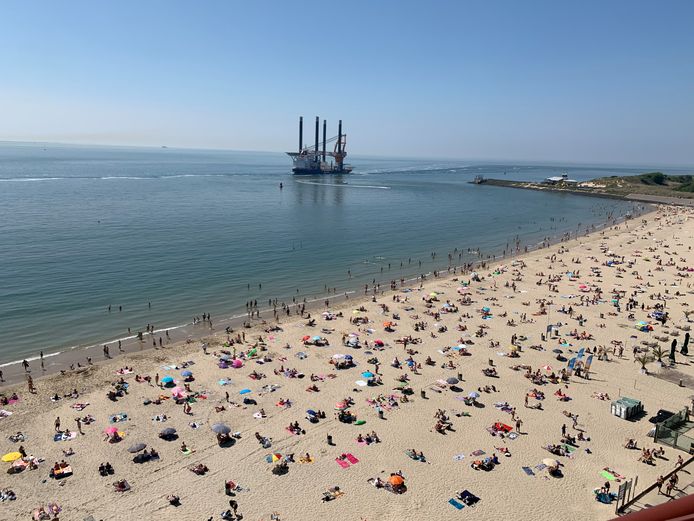 Drukte maar wel discipline op het strand van Vlissingen tijdens Hemelvaart.