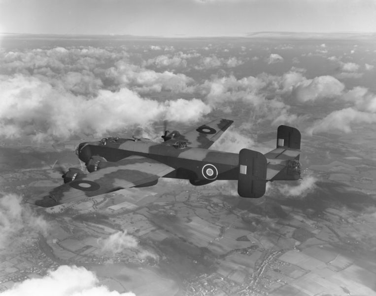 De Handley Page Halifax III, op 28 januari 1944. Eenzelfde soort vliegtuig stortte in mei 1944 neer bij Hank in Noord-Brabant.  Beeld Getty 