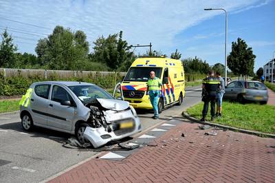 Brokstukken op kruising in Berkel-Enschot na botsing tussen twee auto’s, bestuurders ter plaatse beh