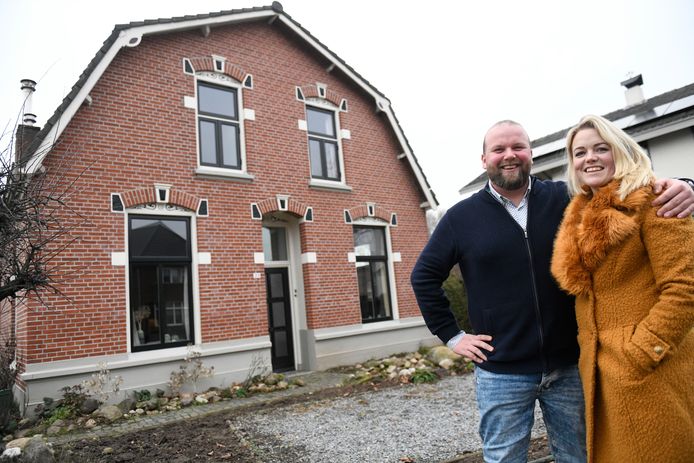 Ruud en Mieke Scholten met hun huis waarvoor ze een prijs wonnen.