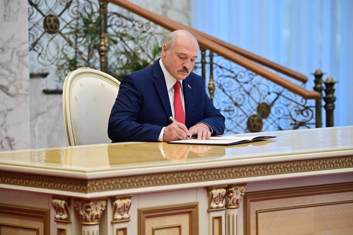 Aleksandr Loekasjenko ondertekent een document na zijn eedaflegging als president van Wit-Rusland.
