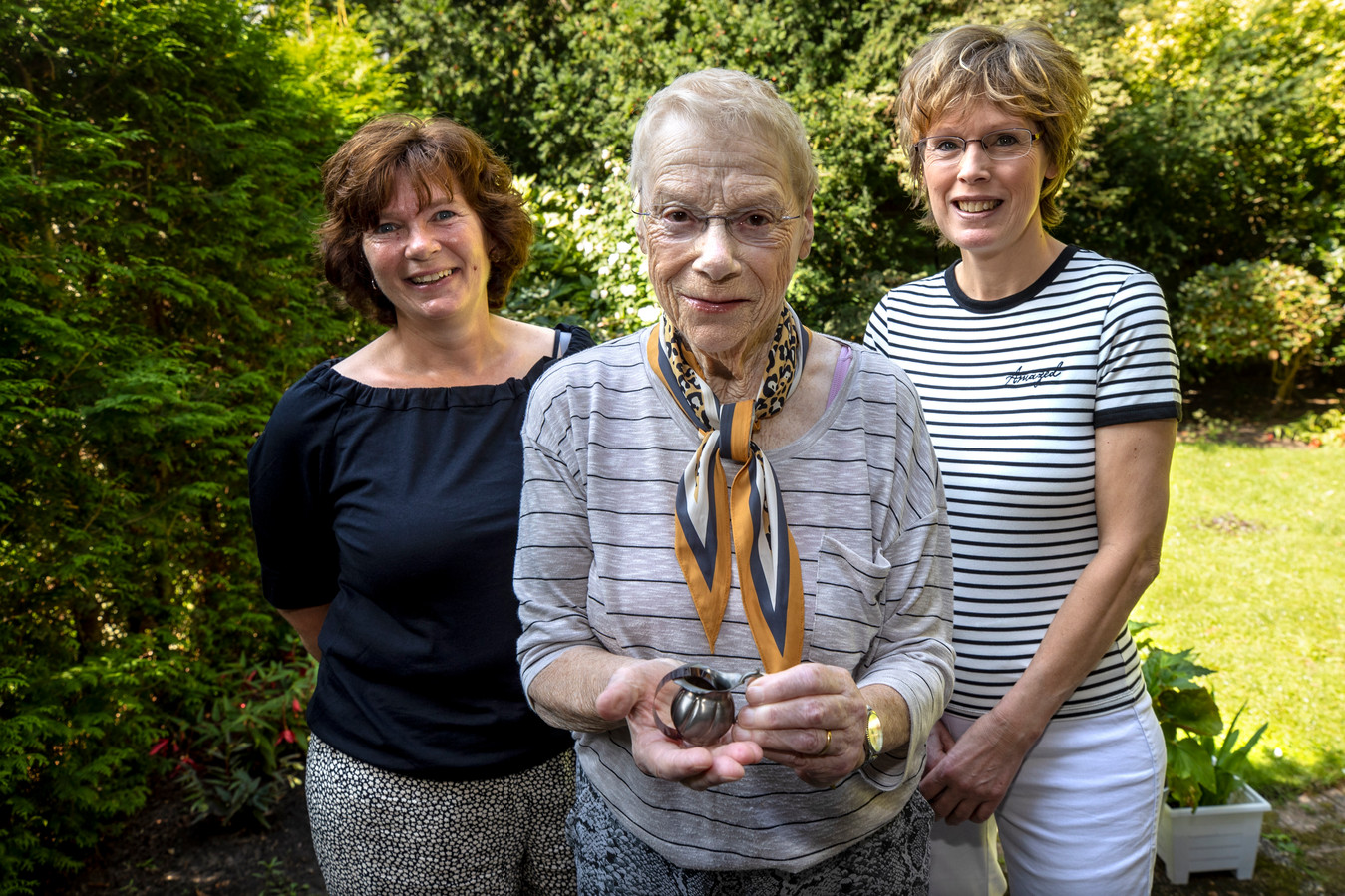 Geheim van tinnen kannetje met foto's uit Eindhoven is nu helemaal ...