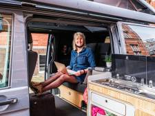 Zij werken vanuit camper, vrachtwagen en schoolbus: ‘Ik noem het gezellig primitief’