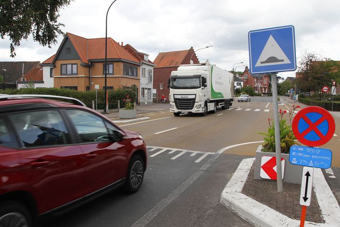 Vrachtwagens in het centrum van Ursel: het aantal zou binnenkort drastisch moeten verminderen.