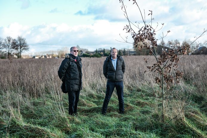 Wethouder Martin Som en Joel Scherrenberg (links) met achter hen de plek voor de uitbreiding van het vakantiepark.