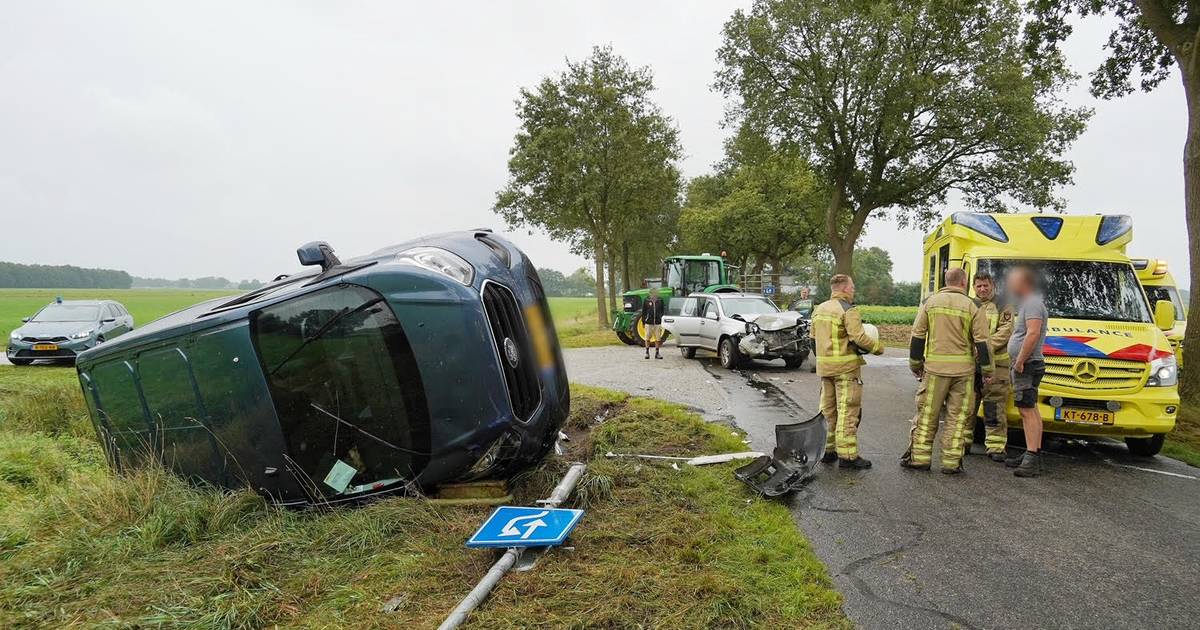 Bestelwagen kantelt na ongeluk in Smide