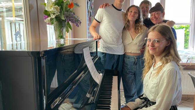 Oekraïense vluchtelinge Sofia kan terug piano spelen dankzij Piano’s Maene: “Zolang ze blijven, mogen ze er gebruik van maken”