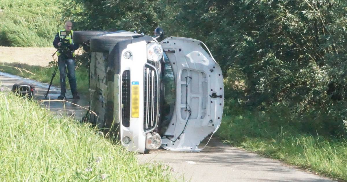 Auto belandt op zijkant op Blooisedijk in Zonnemaire