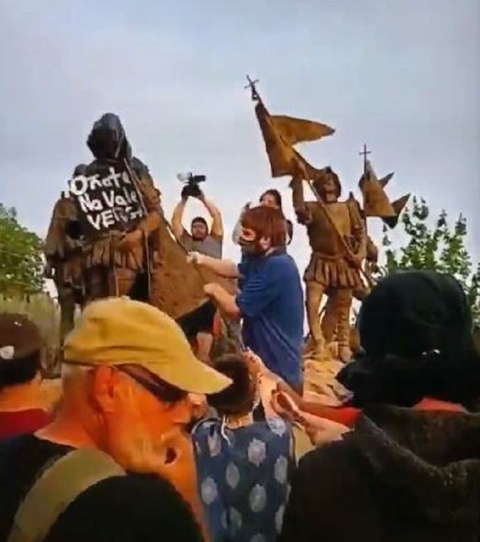 Het protest bij het standbeeld van de Spaanse militair en veroveraar Juan de Oñate.