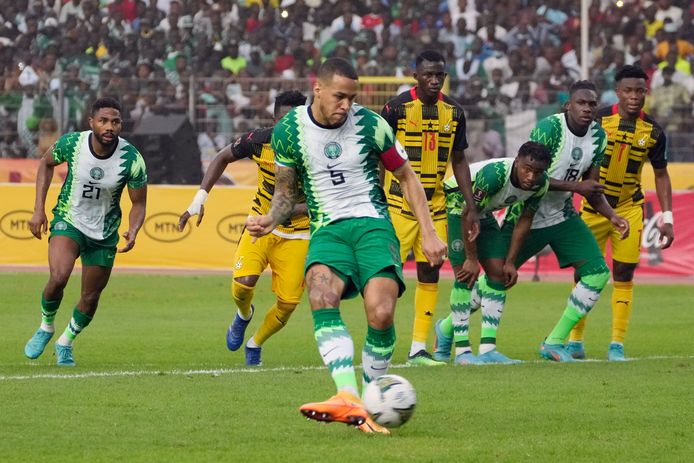 William Troost-Ekong zet Nigeria vanaf elf meter op een 1-0 voorsprong.