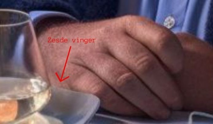 Timmermans lijkt op de foto een zesde vinger te hebben.