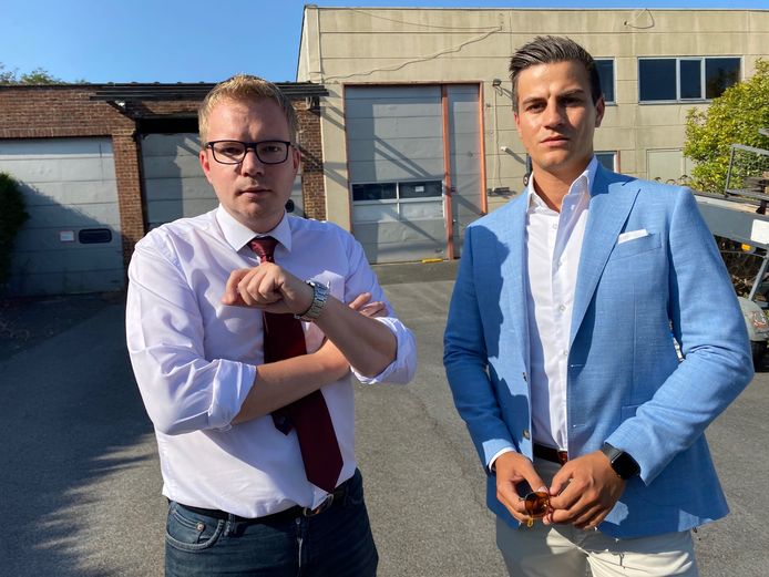 Vlaams parlementslid Klaas Slootmans (Vlaams Belang) en onafhankelijk federaal parlementslid Dries Van Langenhove voor de loods langs de Nijvelsesteenweg die men wil verbouwen tot moskee.
