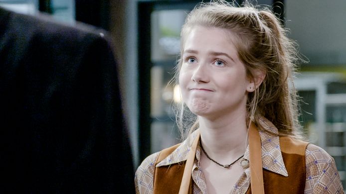 Charlotte Sieben als Louise in 'Familie'.