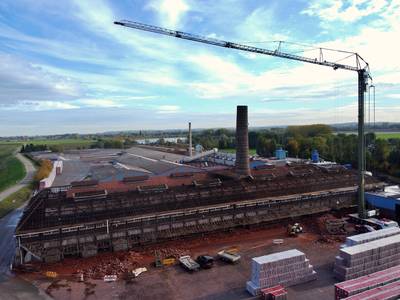 Bouwvallig deel steenfabriek Erlecom, dat al lang buiten gebruik was, wordt gesloopt