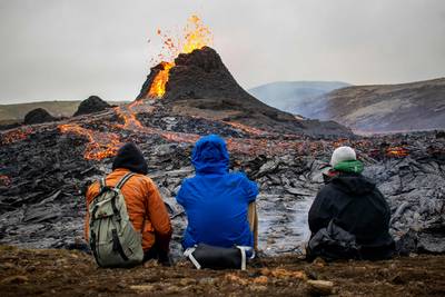 Éruption en Islande: le Fagradalsfjall livre des images spectaculaires... et des saucisses bien cuites