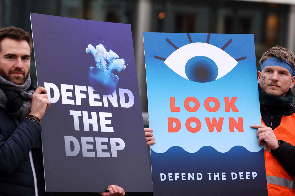 Protest op 6 maart van dit jaar bij het Europees Parlement in Brussel tegen diepzee mijnbouw. Beeld AFP