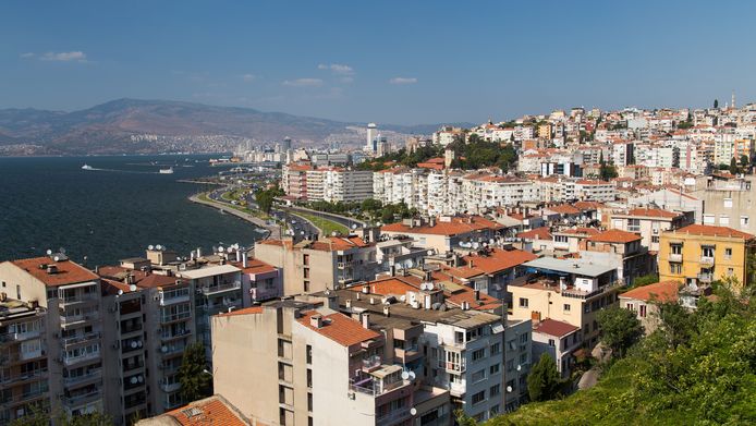 Veel Turken met een bijstandsuitkering blijken vastgoed te bezitten in Turkije, zoals in de stad Izmir.