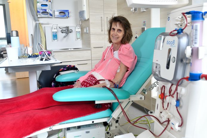 Monique Holtvluwer ligt drie keer per week drie uur lang aan een dialyseapparaat in Meander Medisch Centrum in Amersfoort.