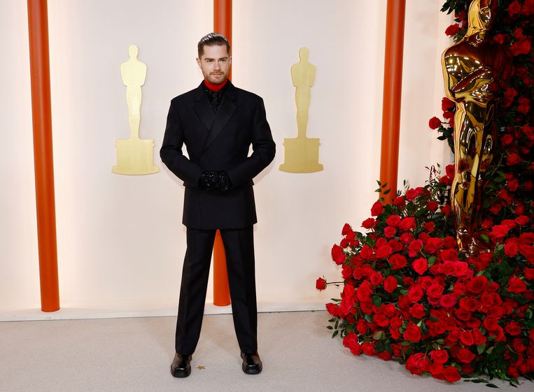 Regisseur Lukas Dhont poseert bij de Oscaruitreiking op de champagnekleurige loper. Beeld REUTERS