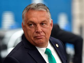 Hongaarse premier Orbán legt coronamaatregelen naast zich neer en schudt handen op EU-top