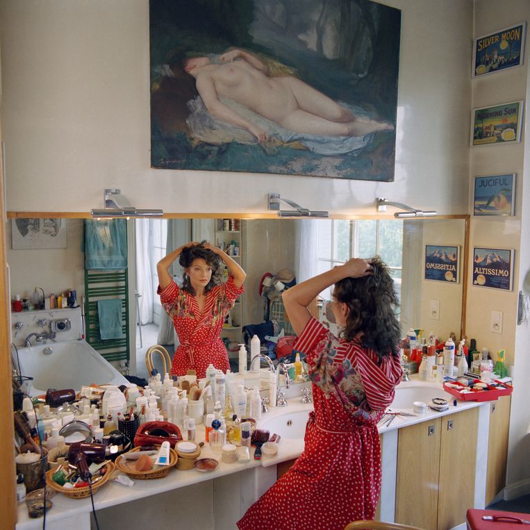 Marie-France Pisier bij haar thuis in Parijs. ‘Ze had lak aan alles en iedereen. Ze was mijn roekeloze vriendin.’ Beeld Sygma via Getty Images