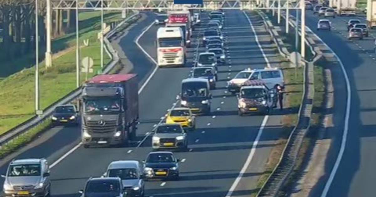 Ongeval A2 bij Waardenburg, flinke vertraging richting Den Bosch.