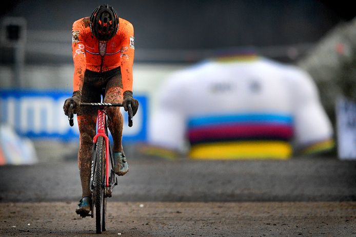 Van der Poel komt gedesillusioneerd over de finish op het WK in Valkenburg.