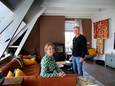 Heleen van der Dussen in de woonkamer met haar vriend Jan Bijker: ‘Het was al een prima huis, het is alleen gemoderniseerd’.