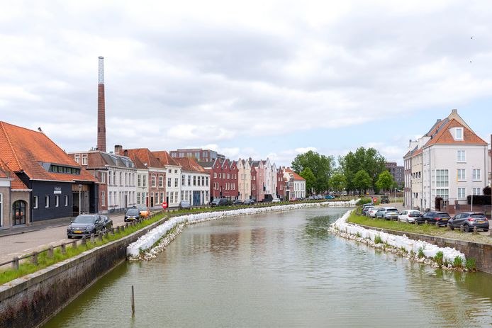 De Witte Zandzakken Voor Vloeddefensie En Het is Bezinnings Bruin Water