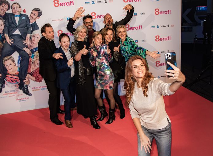 Katja Retsin maakte van de gelegenheid gebruik om een selfie te maken met de cast.