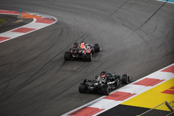 Verstappen voorbij Hamilton in de laatste lap van de laatste race in Abu Dhabi.