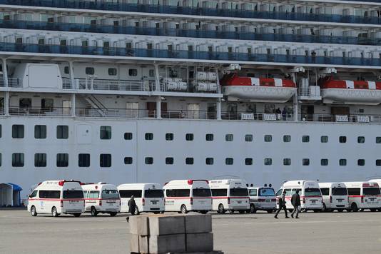 Ambulances staan geparkeerd bij het cruiseschip Diamond Princess dat met meer dan 3000 mensen aan boord aangemeerd ligt in de haven van Yokohama. 