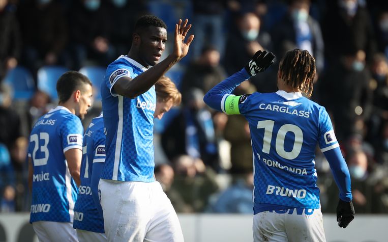 Paul Onuachu viert met Théo Bongonda in Genk. Beeld BELGA