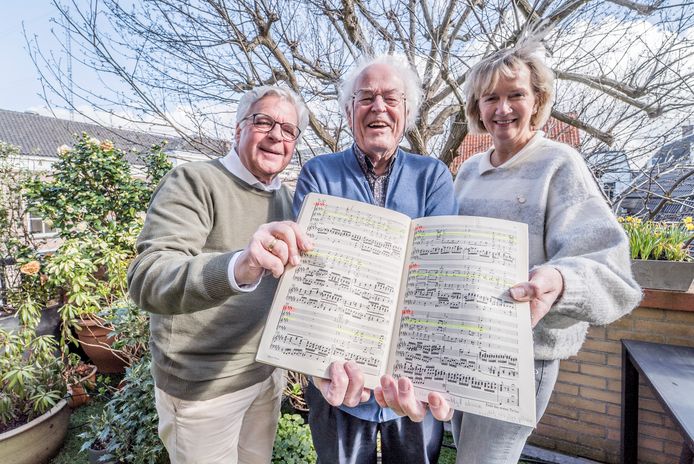 Ben Beekman, Hans Schlotter en Mirjam Halverhout (vlnr) zingen niet alleen samen, maar hebben ook veel lol.