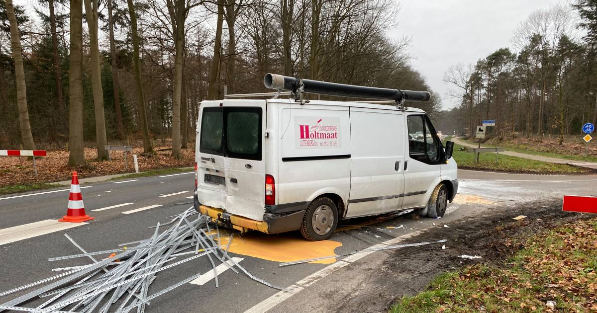 Aanrijding klusbus en auto: plas verf op de weg tussen Deventer en Raalte.