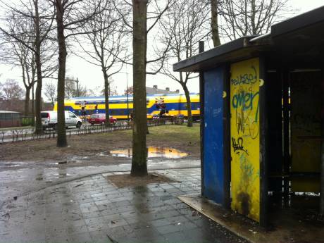 Tegels tegen trein niet eerste baldadige daad bij JOP in Berghem: 'Meteen afbreken dat ding'