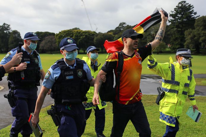 Man wordt opgepakt nadat het Black Lives Matter-protest werd stilgelegd door de Australische politie.