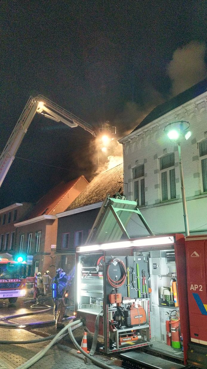 Vertrouwen Dwang terrorisme Asbest vrijgekomen bij brand van leegstaand winkelpand in Wijnstraat in  Ronse: brandweer vraagt om ramen en deuren te sluiten | Ronse | hln.be