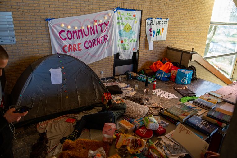 Rotterdamse studenten bezetten hun universiteit, onder andere met een leeshoek en 'community care corner'. Beeld Rosalie van der Does