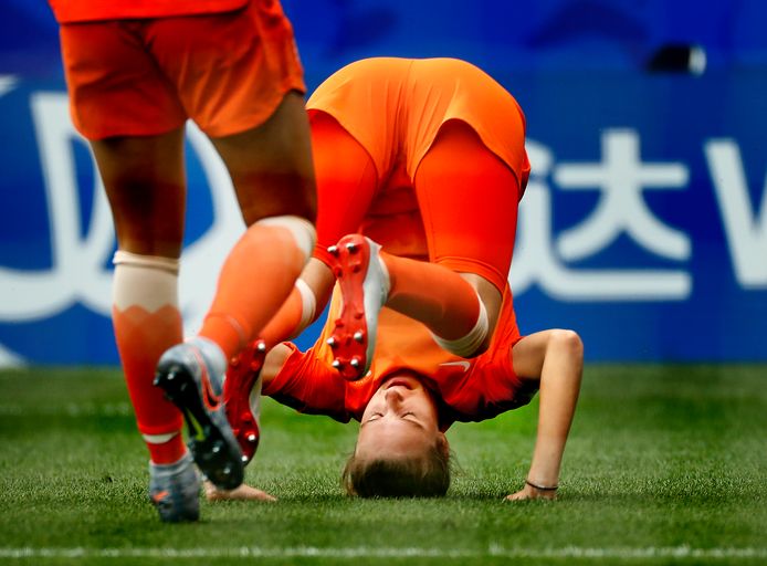 De bekende koprol van Vivianne Miedema toen ze topscorer aller tijden van Oranje werd.