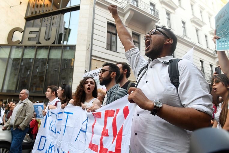 Studenten van de geviseerde Central European University protesteren tegen de plannen in de straten van de Hongaarse hoofdstad. Beeld EPA