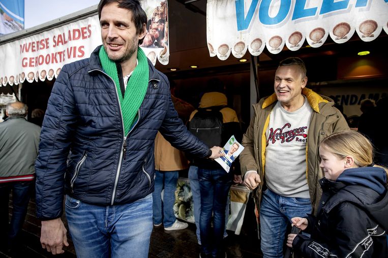 CDA-lijsttrekker Wopke Hoekstra deelt zaterdag flyers uit op het Marktplein in Hilversum.  Beeld ANP
