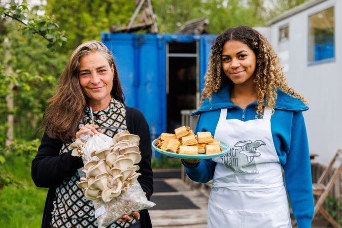 Jacqueline (l) en Bodil ontwikkelden samen het ‘Zwamcijzenbroodje', een vegetarische variant op het saucijzenbroodje.