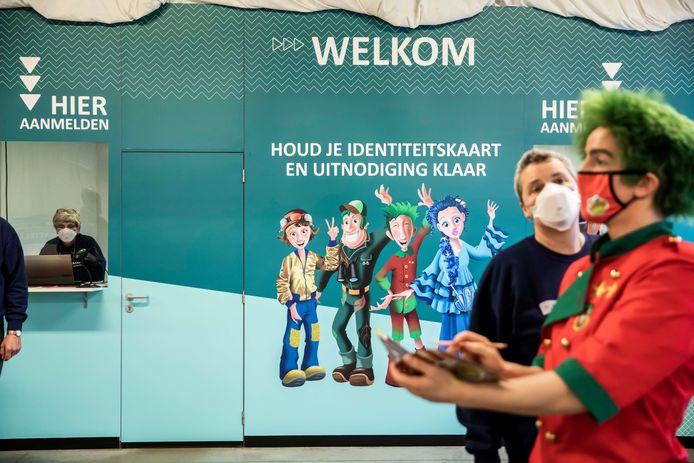 Eerste kindervaccinaties in ELZ Noord-Limburg, Peer. 
Mama Martine met haar kinderen Ruben, Jens en Lisa.