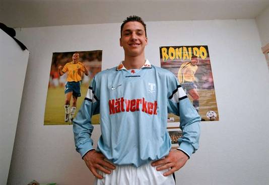 Zlatan Ibrahimovic in 1999 op zijn jongenskamer, met posters van zijn idool Ronaldo aan de muur.