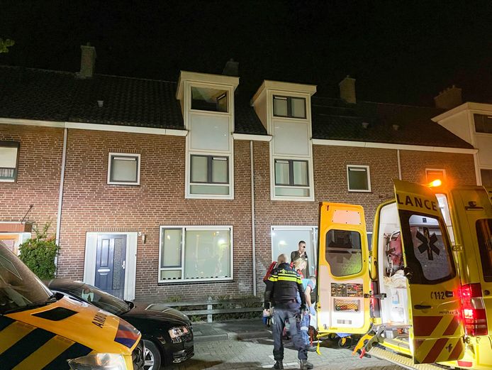 Een oudere vrouw is dinsdagavond uit het raam gevallen in de Jeroen Boschstraat in Helmond.