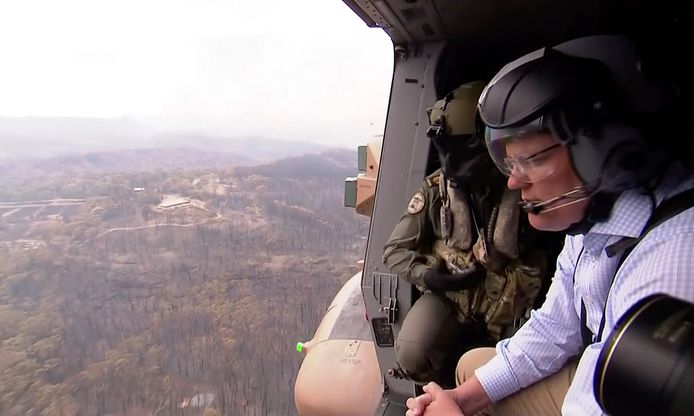 De Australische premier Scott Morrison bekijkt vanuit een helikopter de door de branden aangerichte schade in Gospers Mountain, New South Wales.