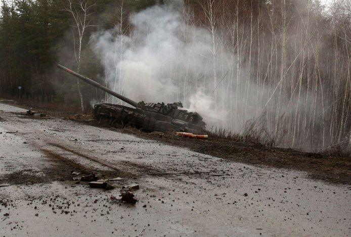 Een verwoeste Russische tank in de oostelijke Oekraïnse provincie Loehansk