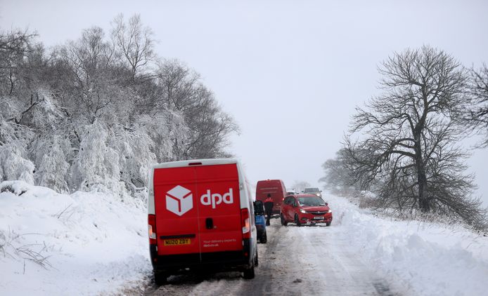 Auto's staan vast in de sneeuw in de Britse plaats Leek.
